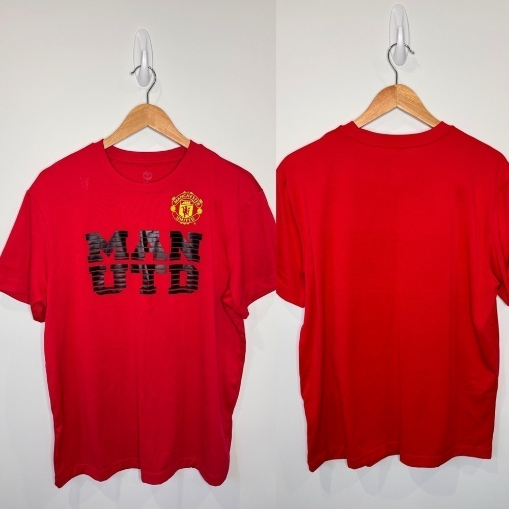 Manchester United Men's Red T-Shirt (L)